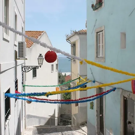 Little For Two-alfama * リスボン